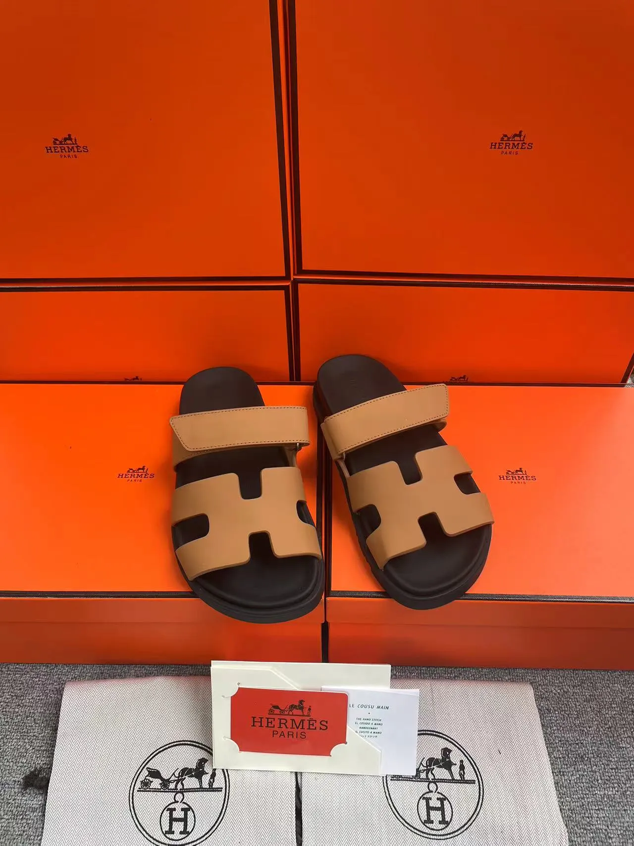 👟👟Ex-factory price 480👟👟, H HERMES is the same style for men and women, the couple's second uncle shoes that have become very popular recently - sandals, paired with various colorful socks, very trendy ✅Upper: imported mixed sheepskin and deerskin ✅Inner: imported mixed sheepskin ✅Outsole: Tpu non-slip and wear-resistant outsole ✅Size: women's 35-42. Male 38-46
